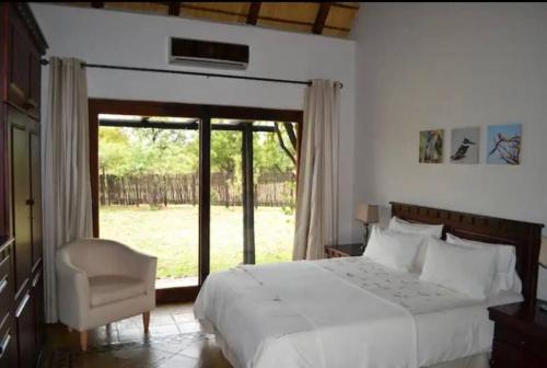 Postel nebo postele na pokoji v ubytování Zebula Golf and Wildlife Estate - Moonlit Sky 10 pax - Moi Signature Luxury villa