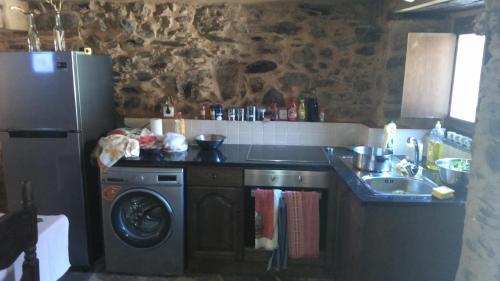 cocina con nevera y lavadora en Casa Da Pena, en Góis