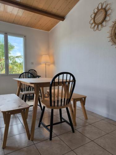 une salle à manger avec une table et deux chaises dans l'établissement Appart'cosy - 7 personnes, à Saint-ouen-dʼAunis