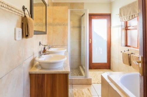 Ванная комната в Zebula Golf and Wildlife Estate - Hornbill Paradise Pax 8 - Moi Signature Luxury villa