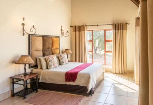 Кровать или кровати в номере Zebula Golf and Wildlife Estate - Hornbill Paradise Pax 8 - Moi Signature Luxury villa