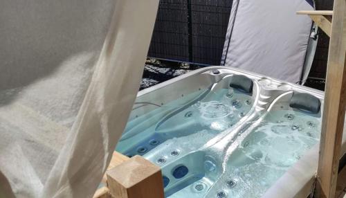 - une baignoire bleue dans une tente dans l'établissement Mobil-home à valras-plage au Camping les sables du Midi, à Sérignan