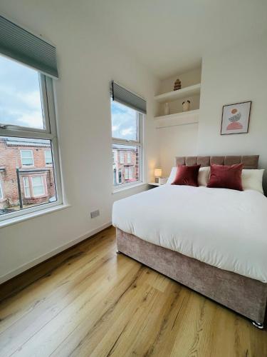 2025 Award Winner Liverpool Peach House - 4 Bedrooms photo 3