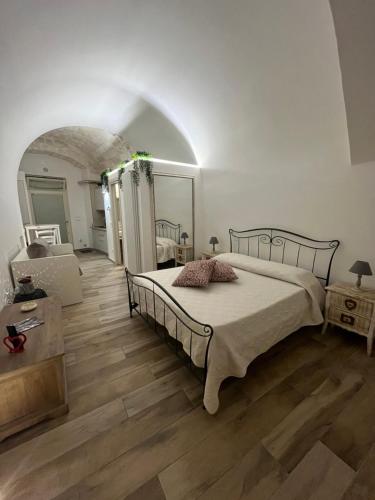 una camera con letto e un soggiorno di 21mq Suite Homes Ostuni a Ostuni