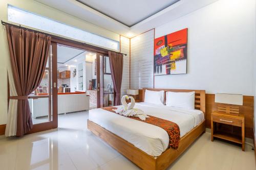 - une chambre avec un lit avec un oiseau assis dans l'établissement De Gani, à Seminyak