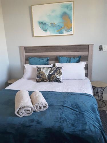 um quarto com uma cama com toalhas em City View Unit 130 at 77 on Independence em Windhoek