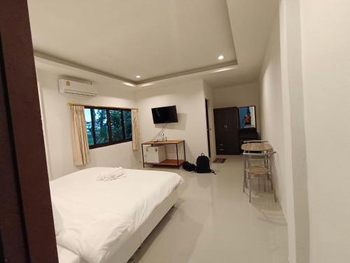 Televisyen dan/atau pusat hiburan di Good View Nan Restaurant & hotel