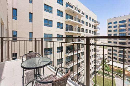 Uma varanda ou terraço em StoneTree - Spacious 2BR Apartment in Golf Views Block A