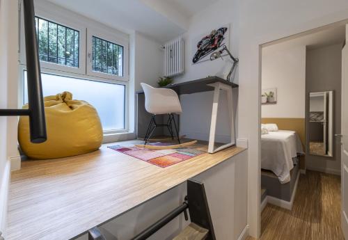 um quarto com um vaso amarelo sentado num balcão em Easylife - Tranquillo studio vicino Prada em Milão