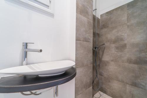 ein Bad mit einem Waschbecken und einer Dusche in der Unterkunft Le Sannoisien - Joli appt à proximité de Paris in Sannois
