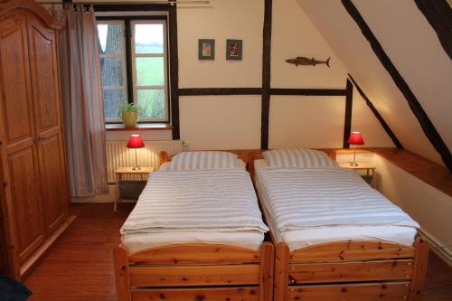 two twin beds in a room with a attic at Das Abendrote Haus in Gömnitz