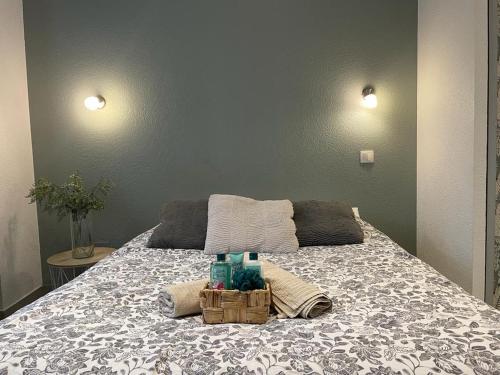 Un dormitorio con una cama con una cesta. en Le Joli T2 - Agréable - Parking, en Annemasse
