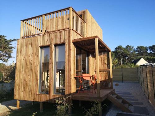 una pequeña casa de madera con una mesa. en Tiny house proche de Morgat, en Crozon