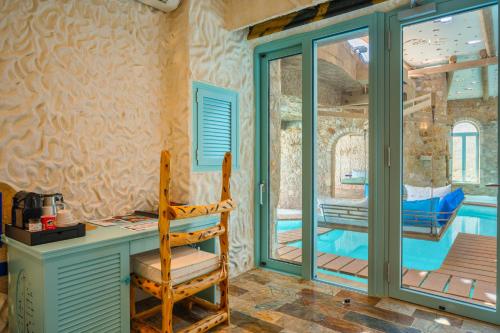a home office with a desk and a view of a pool at Calilo in Manganari
