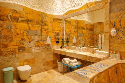 a bathroom with a sink and a toilet at Calilo in Manganari