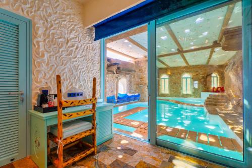 a home with a swimming pool in a room at Calilo in Manganari