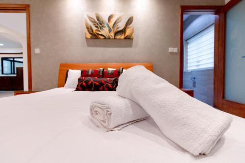 Una cama o camas en una habitación de Stylish Corner Maisonette - Sunflower