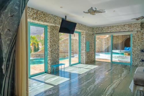 a room with glass doors and a swimming pool at Calilo in Manganari