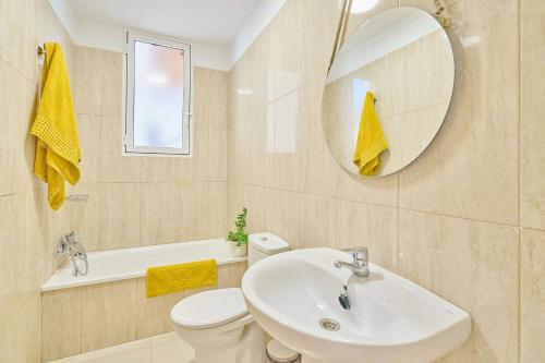 La salle de bains est pourvue d'un lavabo, de toilettes et d'un miroir. dans l'établissement Amarilla Home, à San Miguel de Abona