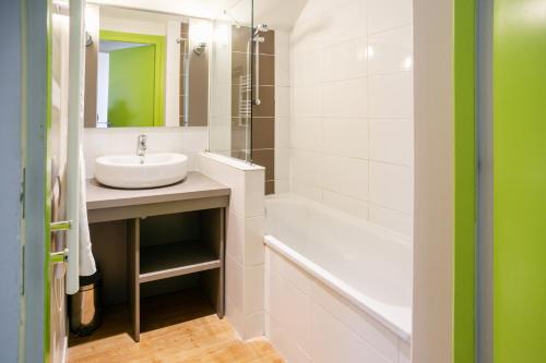 a bathroom with a sink and a bath tub at Entre Seulles & Mer proche port de Plaisance in Courseulles-sur-Mer