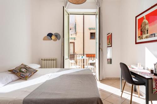 パレルモにあるPunto al Capo Appartamento intero o stanze matrimoniali con bagno privatoのベッドルーム1室(ベッド1台、デスク、窓付)