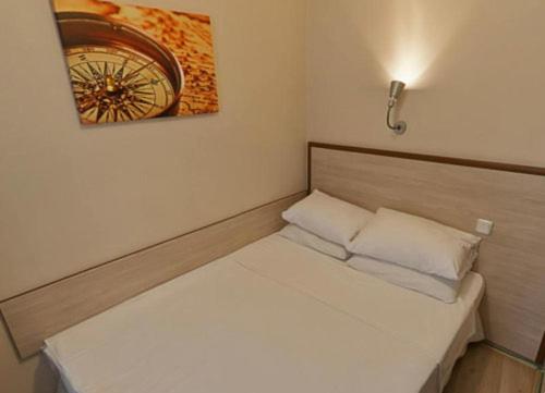 Una cama o camas en una habitación de Hotel Crowded House