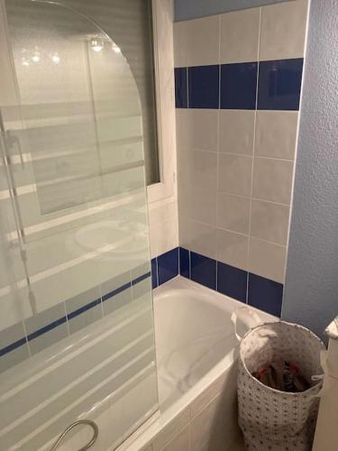 une salle de bain avec douche et baignoire avec panier dans l'établissement Appartement T2 lumineux, à Frontignan