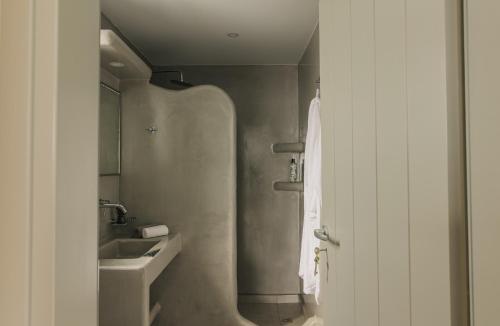 a bathroom with a sink and a mirror at Olive Garden Luxury Resort in Angairiá