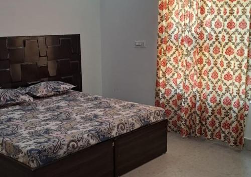 1 dormitorio con 2 camas y cortina en Sran Fort Palace Rajasthan, 
