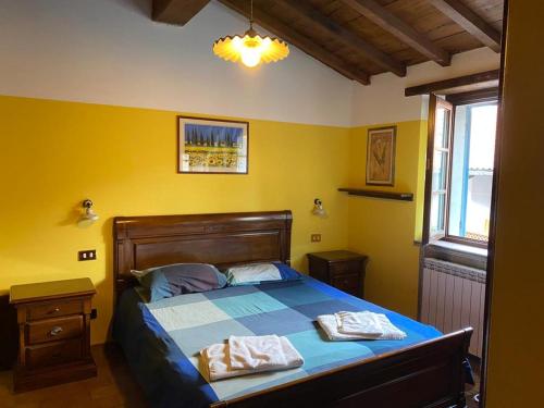 - une chambre avec un lit et 2 serviettes dans l'établissement Affittacamere Roggio , Vagli di Sotto , Lucca, à Fabbrica