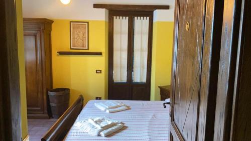 - une chambre avec une table et 2 serviettes dans l'établissement Affittacamere Roggio , Vagli di Sotto , Lucca, à Fabbrica