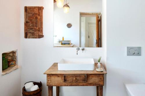 聖布拉什德阿爾波特爾的住宿－almóada - Eclectic Boutique Home，一间带水槽和镜子的浴室