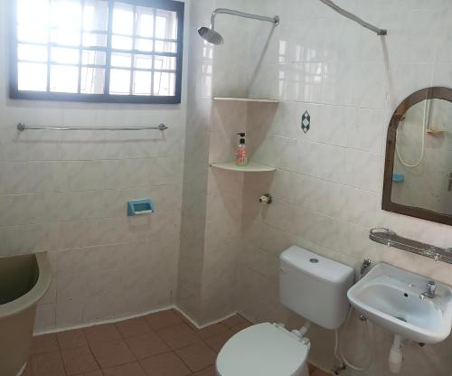 uma casa de banho branca com um WC e um lavatório em Homestay No. 8 em Segamat
