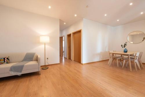 uma sala de estar com um sofá e uma mesa em ALTIDO Warm and Inviting flat with balcony no Porto