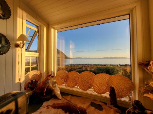 una ventana en una habitación con vistas al océano en Nøss Panorama en Nøss