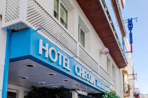 uma placa de hotel na lateral de um edifício em Checkin Torredembarra em Torredembarra