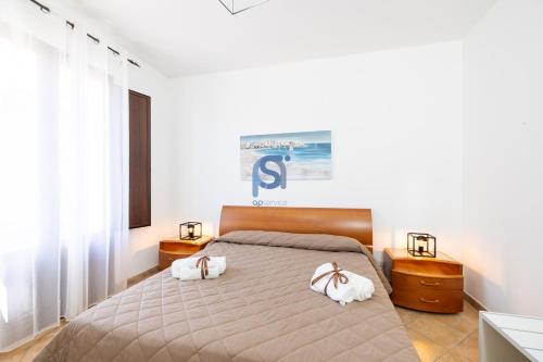 ein Schlafzimmer mit einem Bett mit zwei Handtüchern darauf in der Unterkunft Ni Ni Apartments - Self Check in in Cefalú