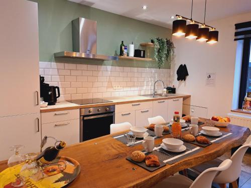 eine Küche mit einem Holztisch mit Essen drauf in der Unterkunft Gîte Chez Nénene La Roche en Ardenne in La-Roche-en-Ardenne