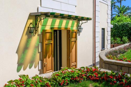 an entrance to a building with a door and flowers at Parco dei Principi in Sorrento