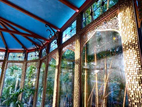 ein Zimmer mit einem großen Fenster mit Bäumen darauf in der Unterkunft B&B Agrabah, 1001 nights in Lomm