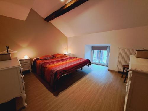 a bedroom with a large bed in a room at D'un coin à l'autre in Nadrin