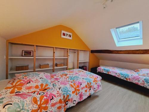 a bedroom with two beds in a room at D'un coin à l'autre in Nadrin