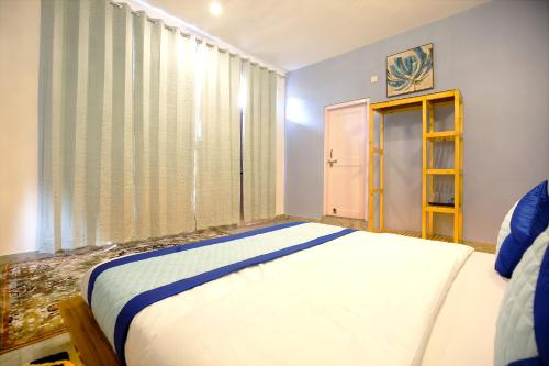 a bedroom with a large bed and a window at The Bunksters Bir in Bīr