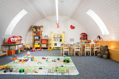 Zimmer mit Tisch und Spielzeug auf dem Boden in der Unterkunft Swiss Holiday Park Resort in Morschach