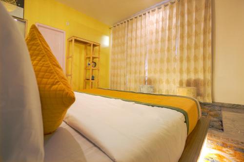 a large bed in a room with a window at The Bunksters Bir in Bīr