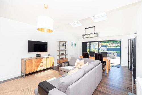 Et tv og/eller underholdning på WESTFIELD BUNGALOW by BOURNECOAST - A Modern Bungalow with a Garden and Parking - Near the River and Local Shops - HB2079