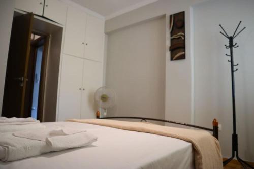 een slaapkamer met een bed met witte lakens bij Great apartment, large balcony in Athene