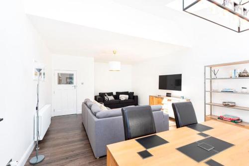 Et tv og/eller underholdning på WESTFIELD BUNGALOW by BOURNECOAST - A Modern Bungalow with a Garden and Parking - Near the River and Local Shops - HB2079