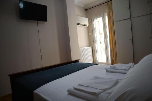 een slaapkamer met een bed met handdoeken erop bij Great apartment, large balcony in Athene