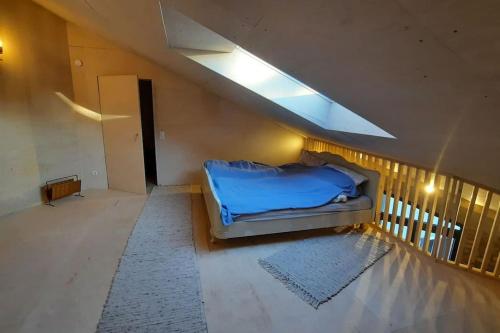 Un dormitorio con una cama azul en una escalera en Ferien - Wohnung möbliert ehemalige Scheune, en Heppenheim an der Bergstrasse